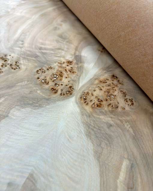 Bilder 3+4: Richtig zusammengef�gt k�nnte man manches Furnierblatt als individuelles und nachhaltiges Kunstobjekt an die Wand h�ngen. Fotos: Schorn & Groh GmbH